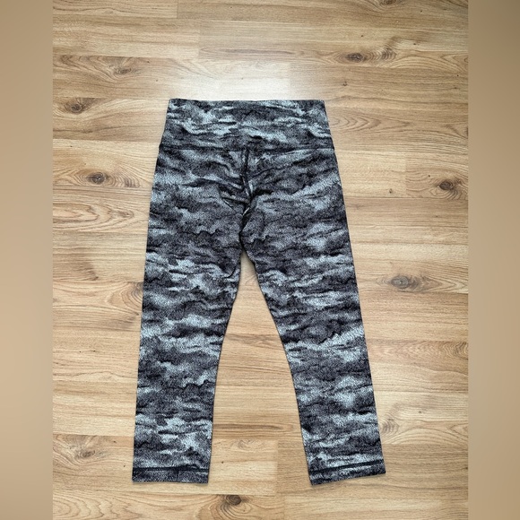 Lululemon Wunder Under Crop Pants Size 8 - Picture 2 of 5